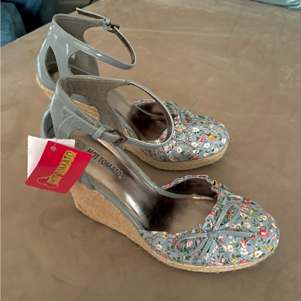 Women’s Hot Tomato blue floral espadrilles size 9M